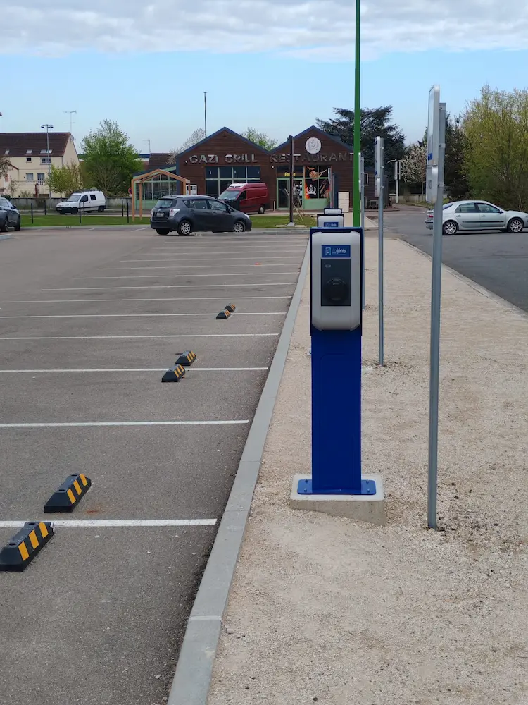 Borne IRVE sur parking professionnel