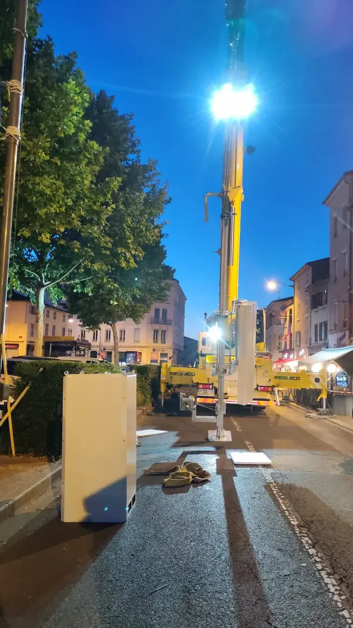 Préparation de l’équipement télécom pour levage à Lyon Équipement télécom au sol et grue en préparation à Lyon